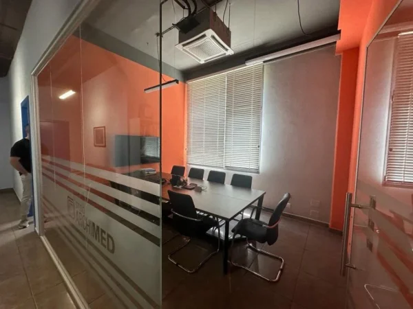 Tirane, jepet me qera ambjent biznesi Kati 2, 92 m² 900 € (Komuna Parisit)