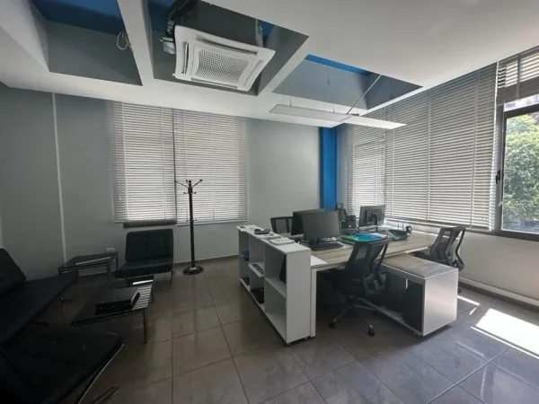 Tirane, jepet me qera ambjent biznesi Kati 2, 92 m² 900 € (Komuna Parisit)