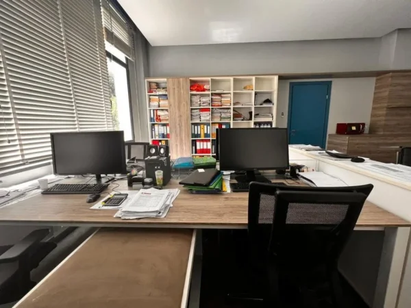 Tirane, jepet me qera ambjent biznesi Kati 2, 92 m² 900 € (Komuna Parisit)