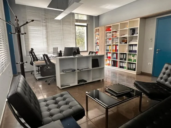 Tirane, jepet me qera ambjent biznesi Kati 2, 92 m² 900 € (Komuna Parisit)