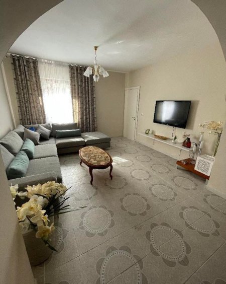 Tirane, jepet me qera apartament 2+1 Kati 1, (selvia)