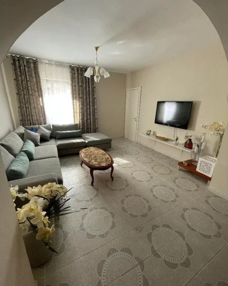 Tirane, jepet me qera apartament 2+1 Kati 1, (selvia)
