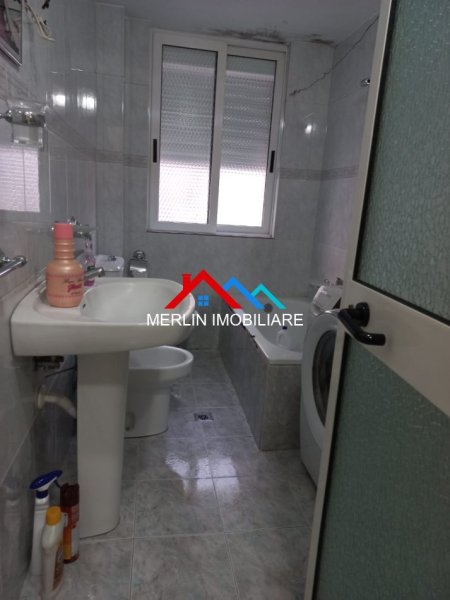 Tirane, jepet me qera apartament 2+1+Ballkon Kati 3, 60 m² 610 € (RRUGA E KAVAJES)