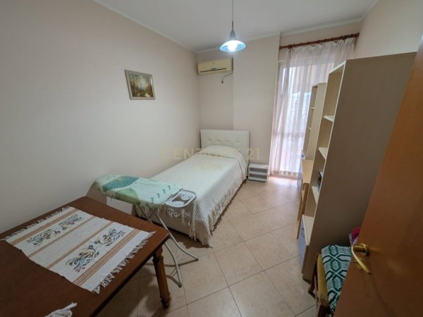 Tirane, jepet me qera apartament 3+1+Aneks+Ballkon , 125 m² 900 € (Kisha Katolike ne rrugen e Kavajes)