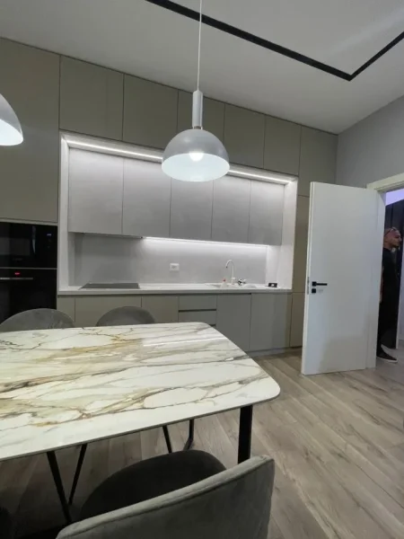 Tirane, jepet me qera apartament 1+1 Kati 8, 75 m² 850 € (square 21)