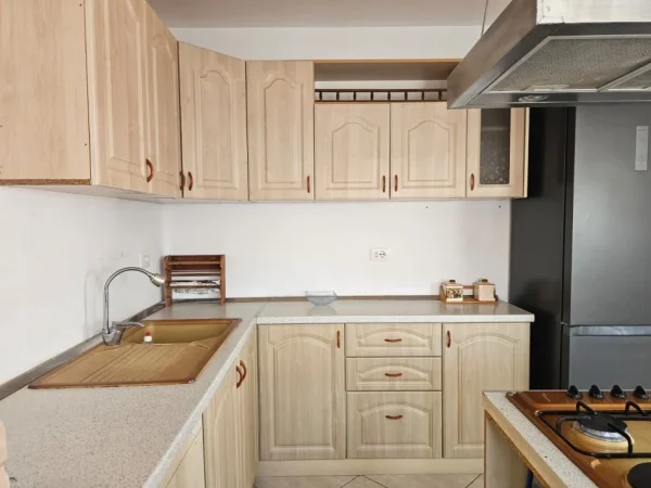 Tirane, jap me qera apartament+verande + 2 garazhde| Penthouse Kati 7,