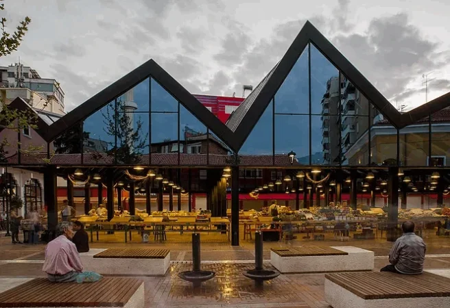 Tirane, jepet me qera dyqan Kati 0, 50 m² 1.000 € (pazari i ri)