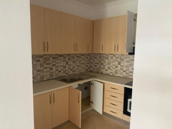 Tirane, jepet me qera apartament 2+1+Ballkon Kati 2, 90 m² 570 € (Rruga Tefta Tashko Koco)