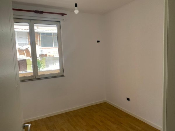 Tirane, jepet me qera apartament 2+1+Ballkon Kati 2, 90 m² 570 € (Rruga Tefta Tashko Koco)