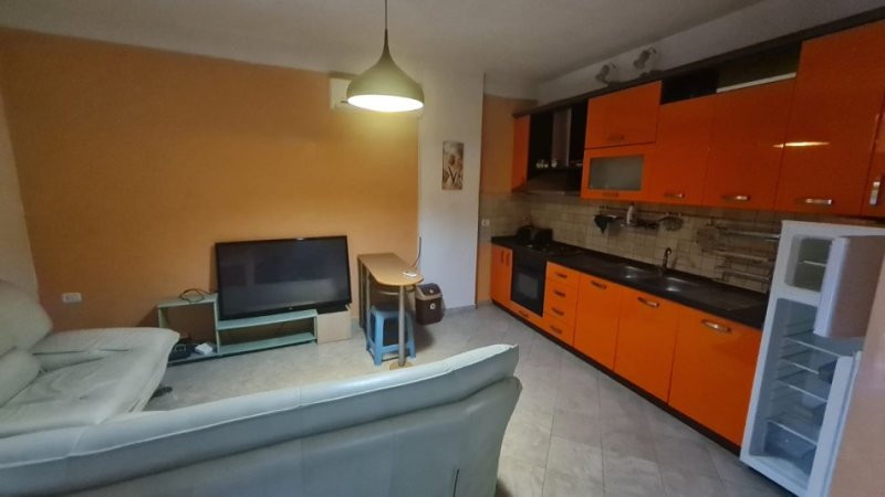 Tirane, jepet me qera apartament 2+1 Kati 3, 100 m² 451 € (Rruga e di res)
