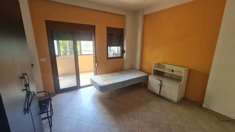 Tirane, jepet me qera apartament 2+1 Kati 3, 100 m² 451 € (Rruga e di res)