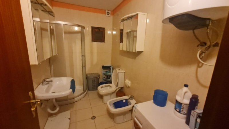 Tirane, jepet me qera apartament 2+1 Kati 3, 100 m² 451 € (Rruga e di res)