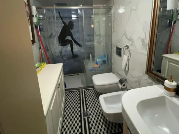 Tirane, jepet me qera apartament 3+1+Ballkon , 110 m² 750 € (UNAZA E RE)