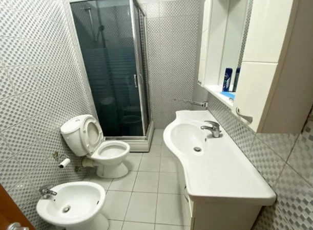 Tirane, shitet apartament 1+1+Ballkon , 64 m² (Yzberisht)