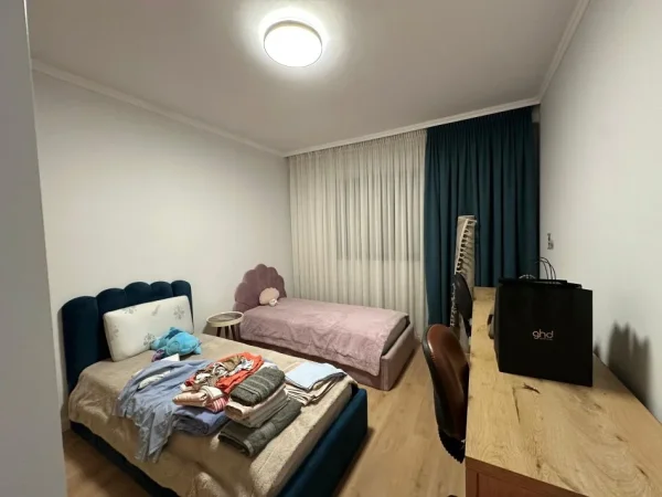 Tirane, jepet me qera apartament 2+1 , 1.300 € (Rruga e Durresit)