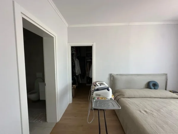 Tirane, jepet me qera apartament 2+1 , 1.300 € (Rruga e Durresit)
