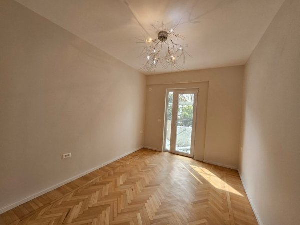 Tirane, jepet me qera ambjent biznesi Kati 1, 70 m² 1.000 € (Qender)