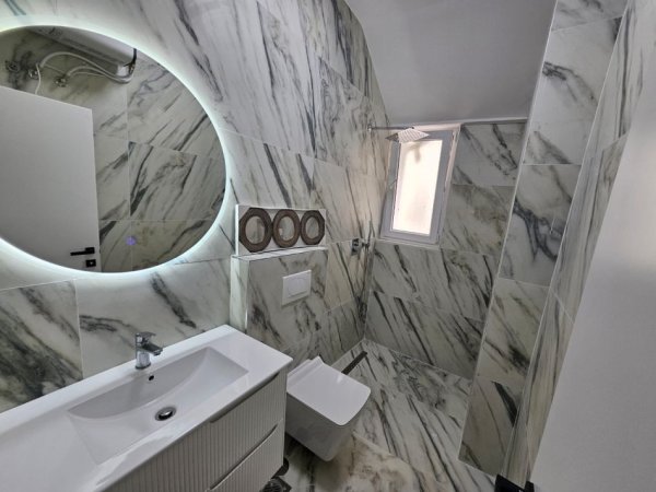 Tirane, jepet me qera ambjent biznesi Kati 1, 70 m² 1.000 € (Qender)