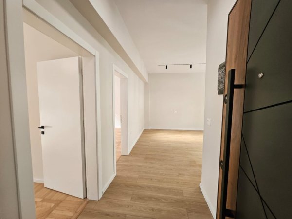 Tirane, jepet me qera ambjent biznesi Kati 1, 70 m² 1.000 € (Qender)