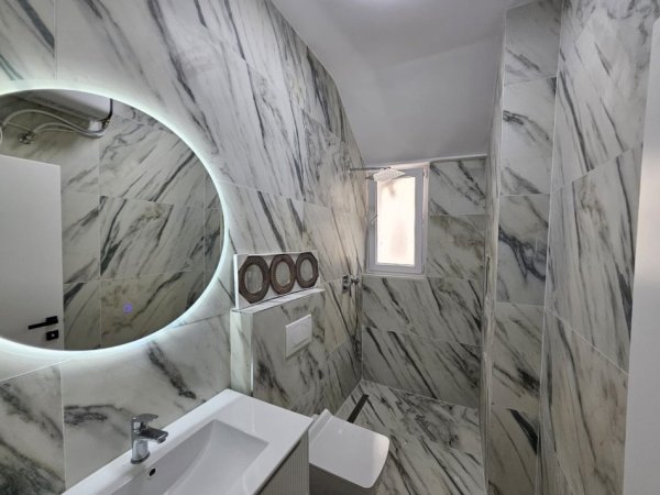 Tirane, jepet me qera ambjent biznesi Kati 1, 70 m² 1.000 € (Qender)