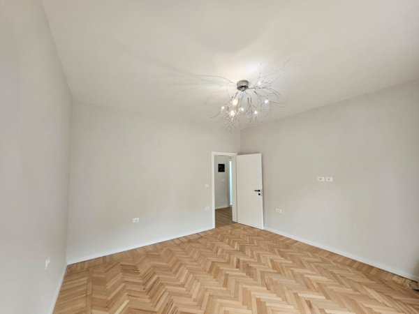 Tirane, jepet me qera ambjent biznesi Kati 1, 70 m² 1.000 € (Qender)