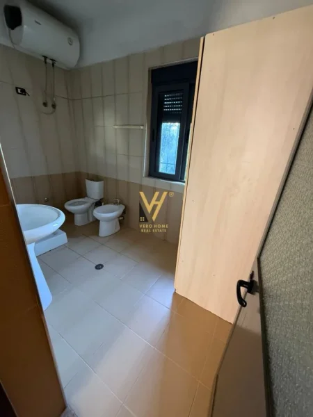 Tirane, jepet me qera shtepi 2+1+Ballkon Kati 1, 85 m² 450 € (ASTIR)