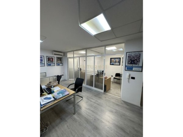 Tirane, jepet me qera ambjent biznesi Kati 2, 117 m² 750 € (Kopshti Zologjik)