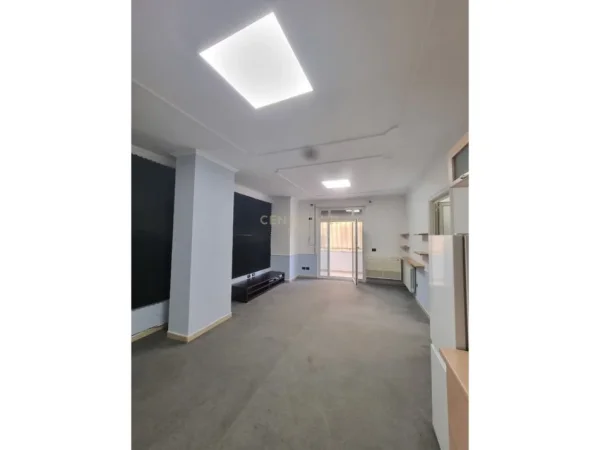 Tirane, jepet me qera ambjent biznesi Kati 2, 117 m² 750 € (Kopshti Zologjik)