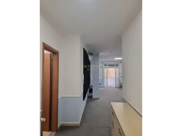 Tirane, jepet me qera ambjent biznesi Kati 2, 117 m² 750 € (Kopshti Zologjik)