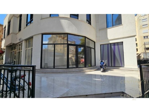 Tirane, jepet me qera ambjent biznesi Kati 1, 27 m² 600 € (Kafe Flora)