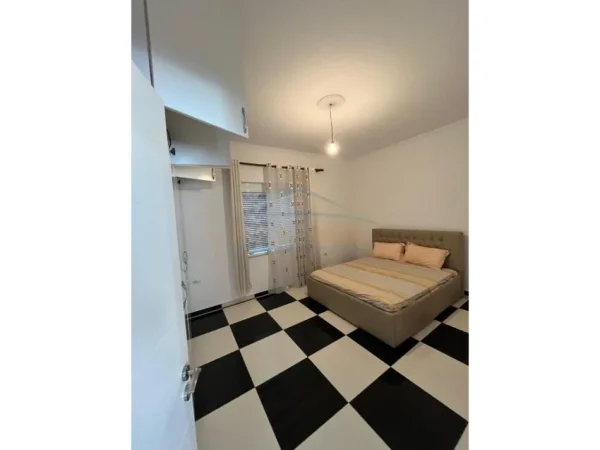 Durres, jepet me qera shtepi 2+1+Ballkon Kati 2, 159 m² 350 € (Lagjia 18, Durrës)