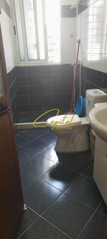 Tirane, jepet me qera apartament 2+1 Kati 1, 90 m² 500 € (XHAMLLIKU)