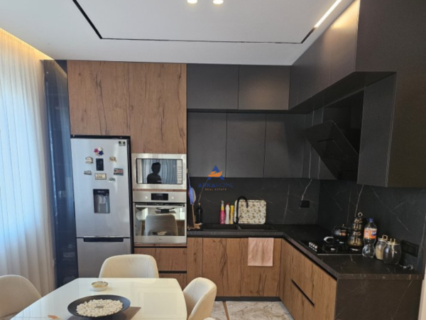 Tirane, jepet me qera apartament 2+1+Ballkon , 100 m² 700 € (BOHEM LOUNGE, UNAZA E RE)