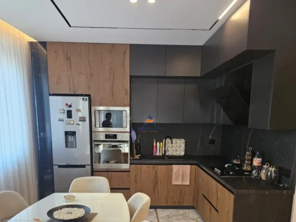 Tirane, jepet me qera apartament 2+1+Ballkon , 100 m² 700 € (BOHEM LOUNGE, UNAZA E RE)