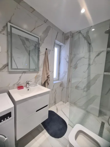 Tirane, shitet apartament 1+1+Ballkon Kati 3, 61 m² 140.000 € (Rruga Thanas Ziko)