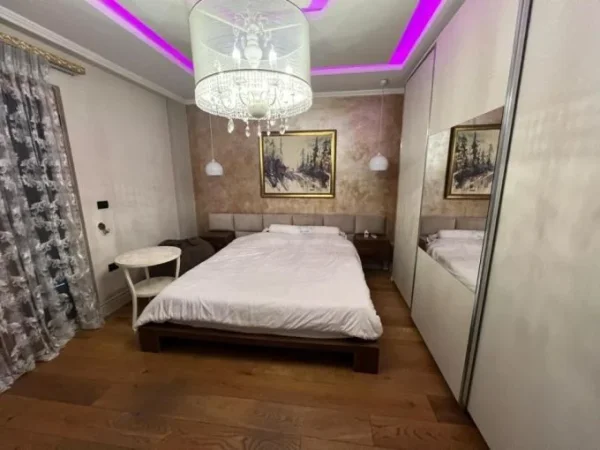Tirane, jepet me qera apartament 3+1+Ballkon Kati 5, 110 m² 750 € (Rruga Dhaskal Todri)
