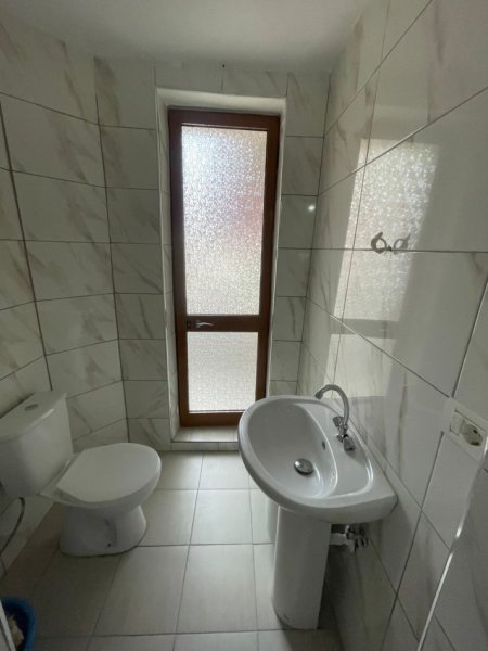 Tirane, jepet me qera ambjent biznesi Kati 1, 40 m² 450 € (Myslym Shyri)