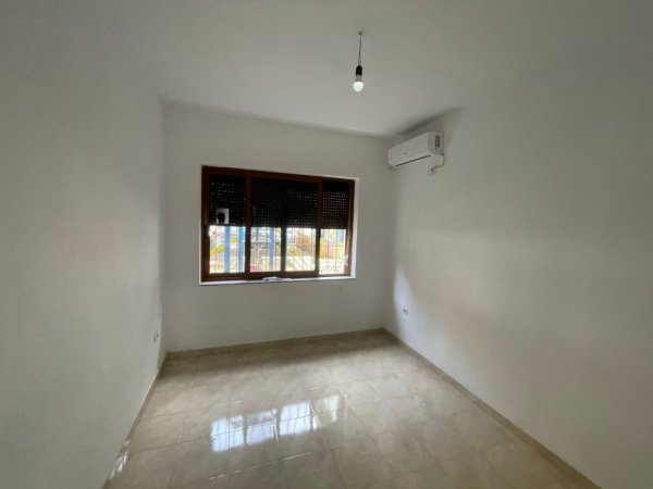 Tirane, jepet me qera ambjent biznesi Kati 1, 40 m² 450 € (Myslym Shyri)