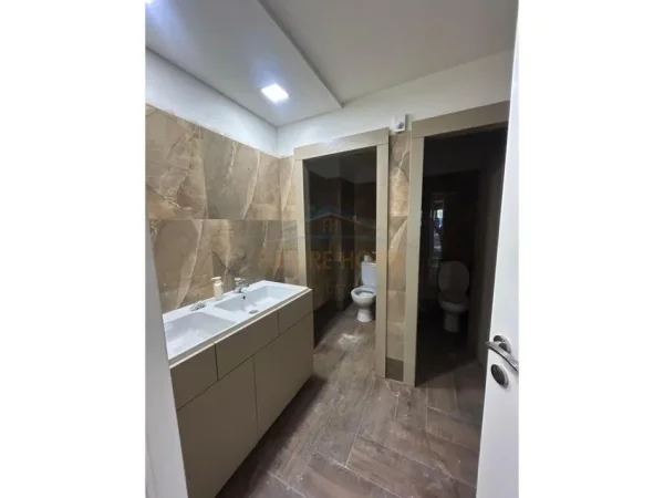 Tirane, jepet me qera ambjent biznesi Kati 1, 112 m² 1.000 € (Brryli, Tiranë)