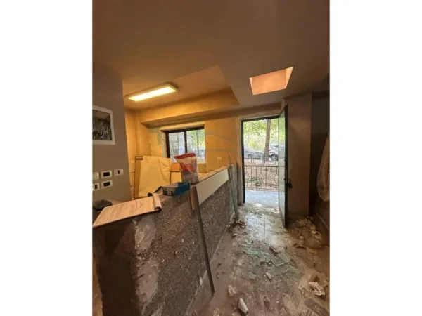 Tirane, jepet me qera ambjent biznesi Kati 1, 112 m² 1.000 € (Brryli, Tiranë)