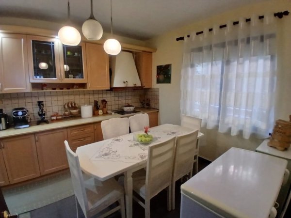 Tirane, jepet me qera shtepi 2+1 Kati 2, 90 m² 550 € (Siri Kodra prane Frigoriferit)