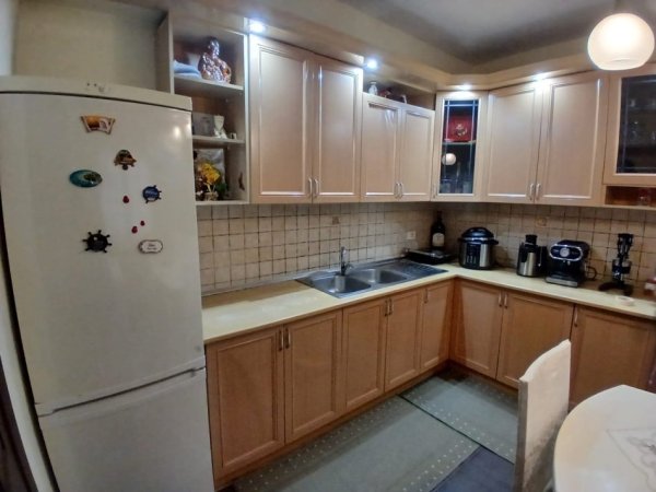 Tirane, jepet me qera shtepi 2+1 Kati 2, 90 m² 550 € (Siri Kodra prane Frigoriferit)