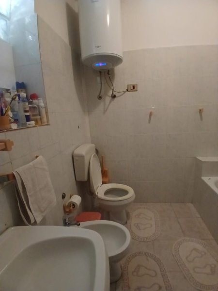 Tirane, jepet me qera shtepi 2+1 Kati 2, 90 m² 550 € (Siri Kodra prane Frigoriferit)