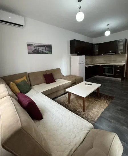 Tirane, jap me qera apartament 2+1+Ballkon Kati 1, 80 m² 550 € (HOTEL MARINAJ)