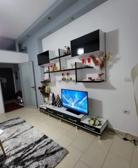 Tirane, jepet me qera apartament 2+1+Ballkon Kati 1, 80 m² 510 € (HOTEL ROLANDI)