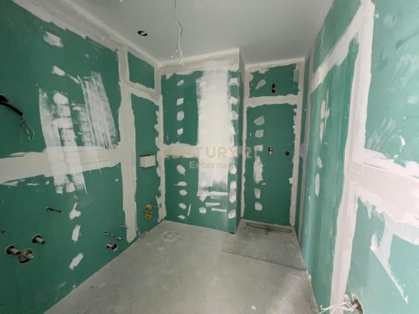 Tirane, shitet apartament 3+1 Kati 9, 174 m² 835.200 € (Qender)