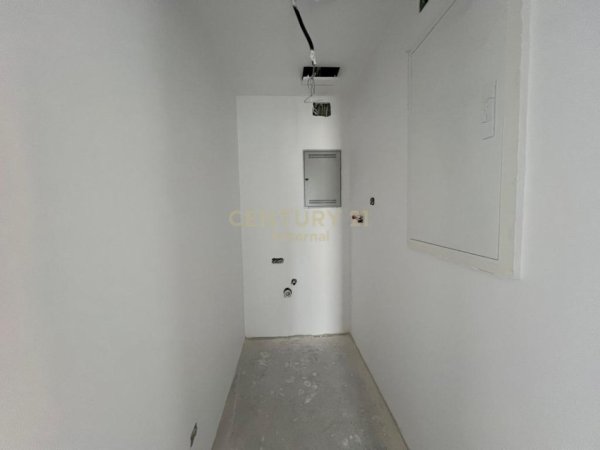 Tirane, shitet apartament 3+1 Kati 9, 174 m² 835.200 € (Qender)