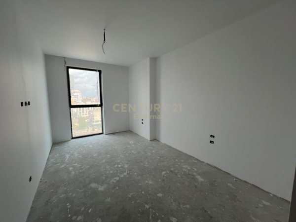 Tirane, shitet apartament 3+1 Kati 9, 174 m² 835.200 € (Qender)