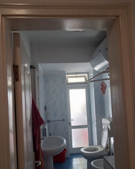 Tirane, jepet me qera apartament 1+1+Ballkon Kati 2, 60 m² 400 € 