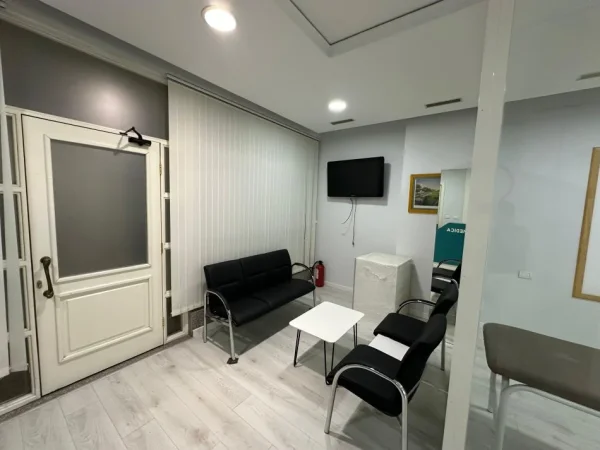 Tirane, jepet me qera ambjent biznesi Kati 2, 120 m² 2.000 € (Astir)
